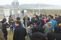 12月7日，各界專家、領導參觀吳城鄱陽湖生態(tài)氣象監(jiān)測系統(tǒng)